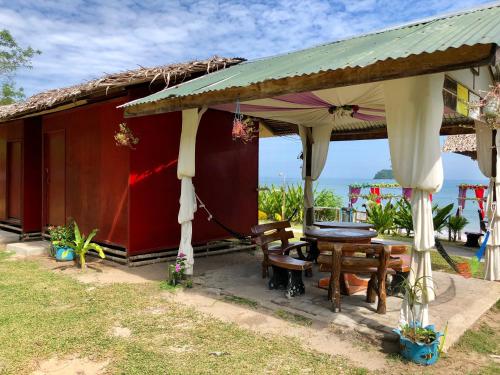 Dragon Pearl Beach Resort in Kota Belud