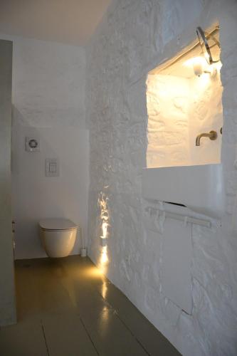 Ecloge, Hydra Island