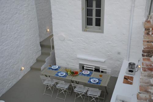 Ecloge, Hydra Island