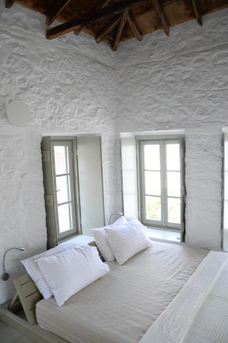 Ecloge, Hydra Island