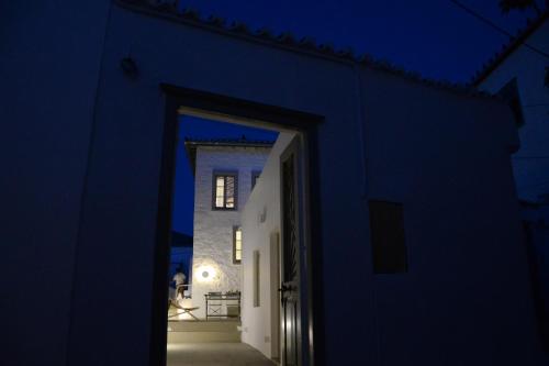 Ecloge, Hydra Island