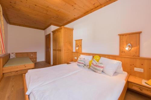 2 bedrooms, 3 beds