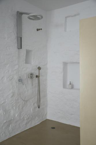 Ecloge, Hydra Island