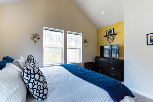 Beach house with a park - image 4