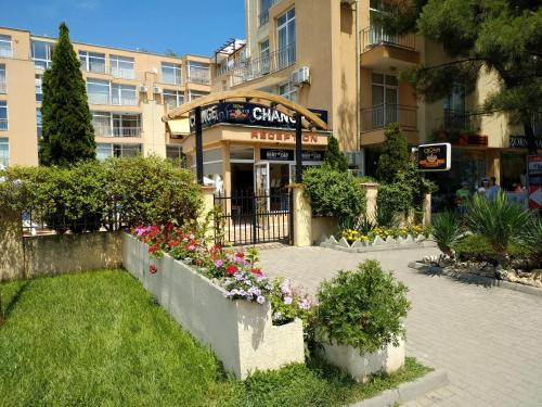 VP Kamelia Garden Studios - main image