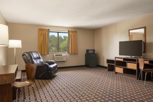 Super 8 by Wyndham Mayfield - image 9