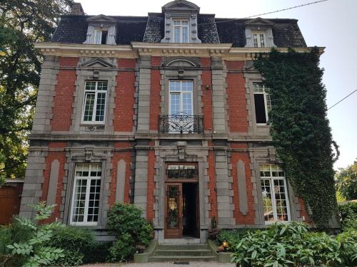 Château Lambert Hotel Restaurant Near Airport - image 4