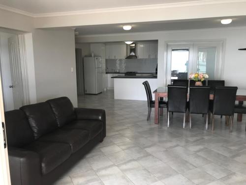 virtuve, Beachside & Jetty View 6 - Captain's Apartment in Streaky Bay