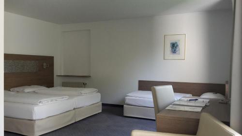 3 twin beds