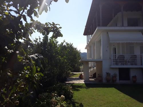  The green garden villa by the sea!, Unterkunft in AgiaKampos