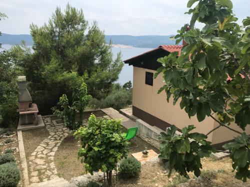  Charismatic Garden Cottage with Sea View in Lokva Rogoznica