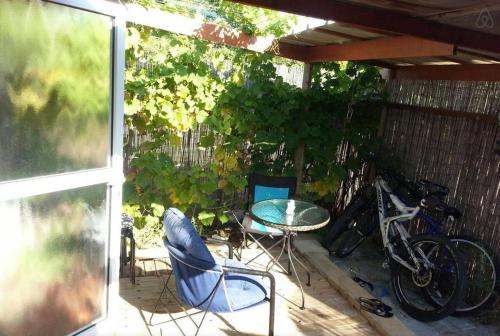 Separate guest house with a yard