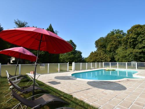 Maisons de vacances Vintage Mansion in Saint Aubin sur Loire with Pool