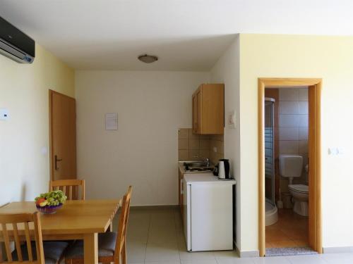 Studio Apartment with Sea View image 10