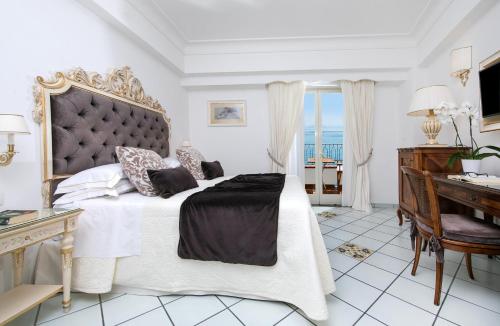 Deluxe Double Room with Balcony and Sea View