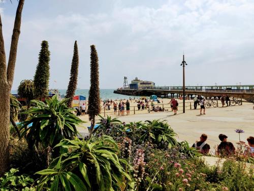 Hartford Court, East Cliff, Bournemouth. Walk to beach and town