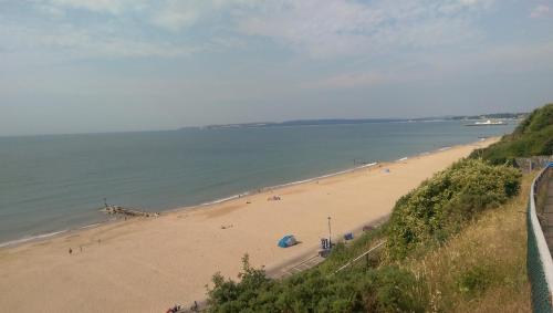 Hartford Court, East Cliff, Bournemouth. Walk to beach and town