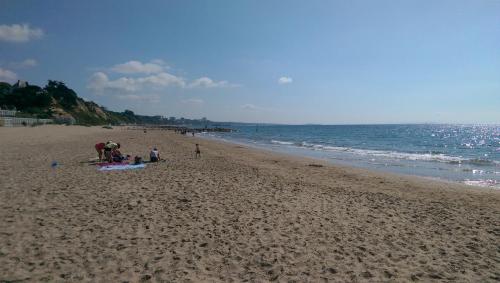 Hartford Court, East Cliff, Bournemouth. Walk to beach and town