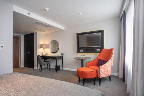 159200805 Ten Hill Place