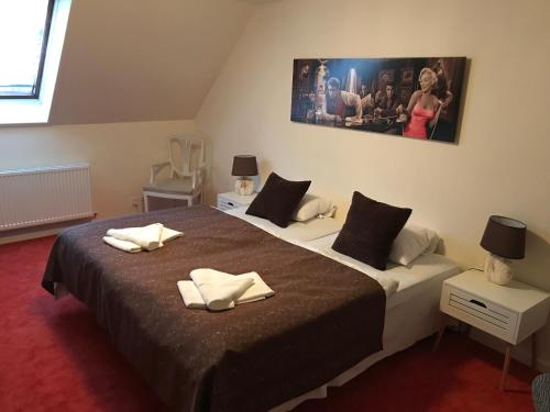3 twin beds