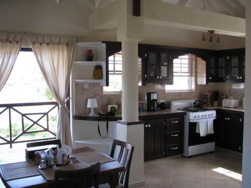 Cocina, Apartments in Maya's Bajan Villas in Welches