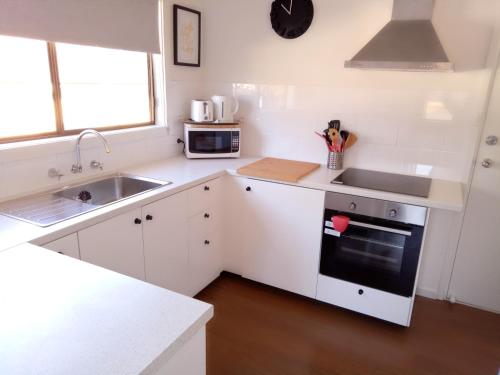 Cocina, The Husky House or Little Husky Studio Suite in Bahía Jervis