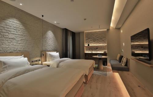 159280184 EBO Hotel Hangzhou Wulin - 5 mins drive to the West Lake