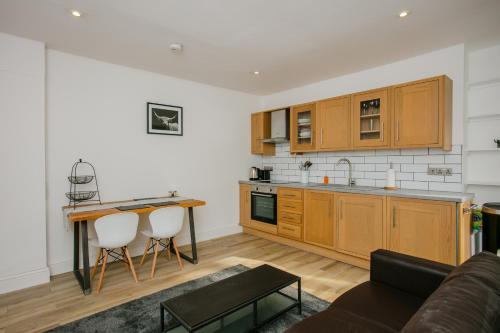 Modern 1 Bedroom Apartment In Wandsworth Road, Clapham, London