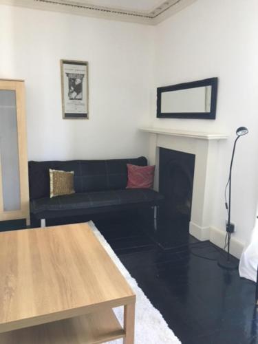 Spacious 4 Bedrooms Apartment in City Centre - image 7