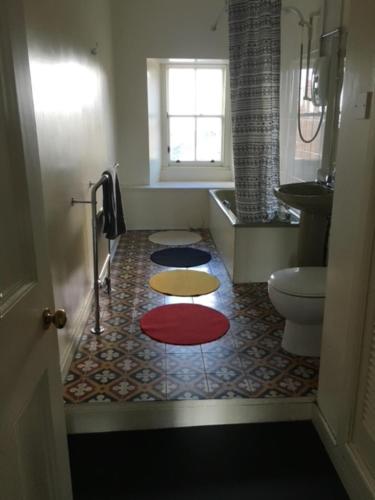 Spacious 4 Bedrooms Apartment in City Centre - image 4