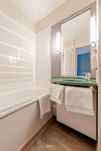 Bathroom, ibis Toulouse Universite in Mirail-Universite
