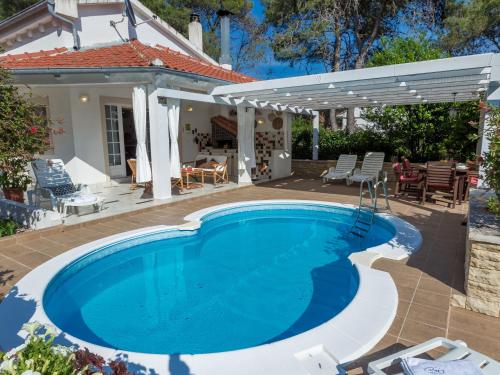 B&B Brgulje - Spacious Holiday Home in Molat with Pool - Bed and Breakfast Brgulje