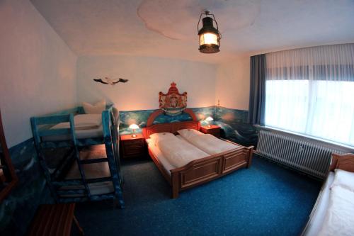1 queen bed, 1 bunk bed