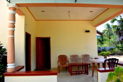 beranda/teres, Yaswi Guest House in Pasikuda