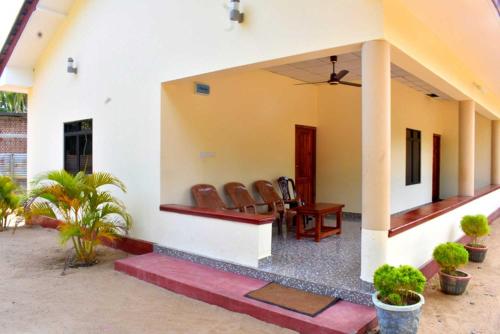beranda/teres, Yaswi Guest House in Pasikuda