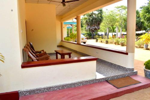 beranda/teres, Yaswi Guest House in Pasikuda