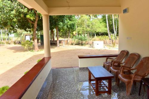 beranda/teres, Yaswi Guest House in Pasikuda