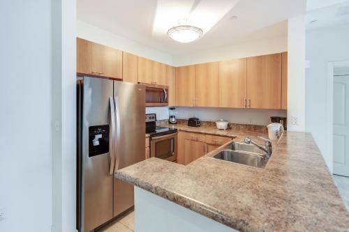 Kitchen, Dadeland Towers by Miami Vacations near Texas de Brazil - Miami Dadeland Mall