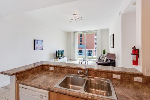 ห้องครัว, Dadeland Towers by Miami Vacations near สวนแมธทีสันแฮมม็อก