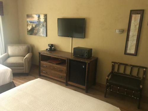 Queen Room with Two Queen Beds - Balcony/ Parkway View
