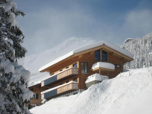  Chalet Hus Hörili, Unterkunft in Lech am Arlberg