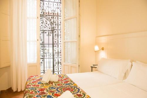 Deluxe Double or Twin Room image 9