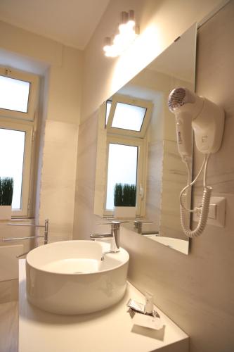 Khome Rooms & Apartment – Catania, CA