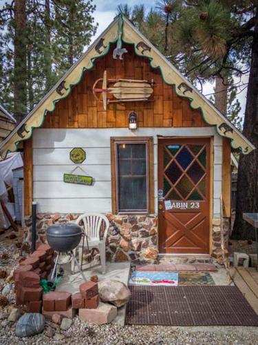 a small wooden house with a wooden roof, Cabins 4 Less, No Fees in Big Bear Lake (CA)