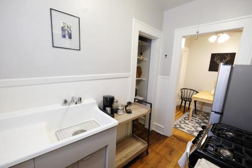 1920s CITY RETREAT Studio Flat in Dallas, USA