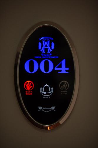 Iris Boutique - image 7