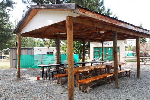 Lake Ruataniwha Holiday Park Room Type - Economy Quadruple with shared facilities
