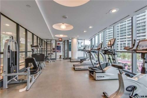 Lakefront living Downtown Toronto - Free Parking and Gym