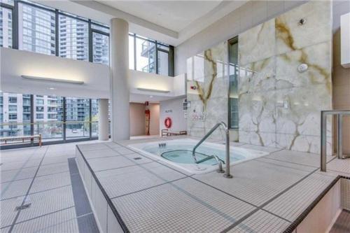 Lakefront living Downtown Toronto - Free Parking and Gym