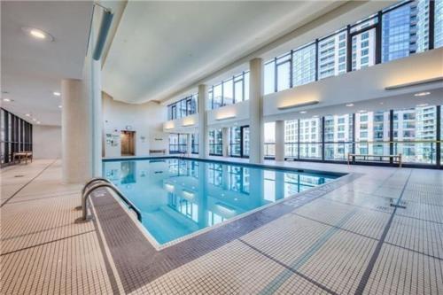 Lakefront living Downtown Toronto - Free Parking and Gym